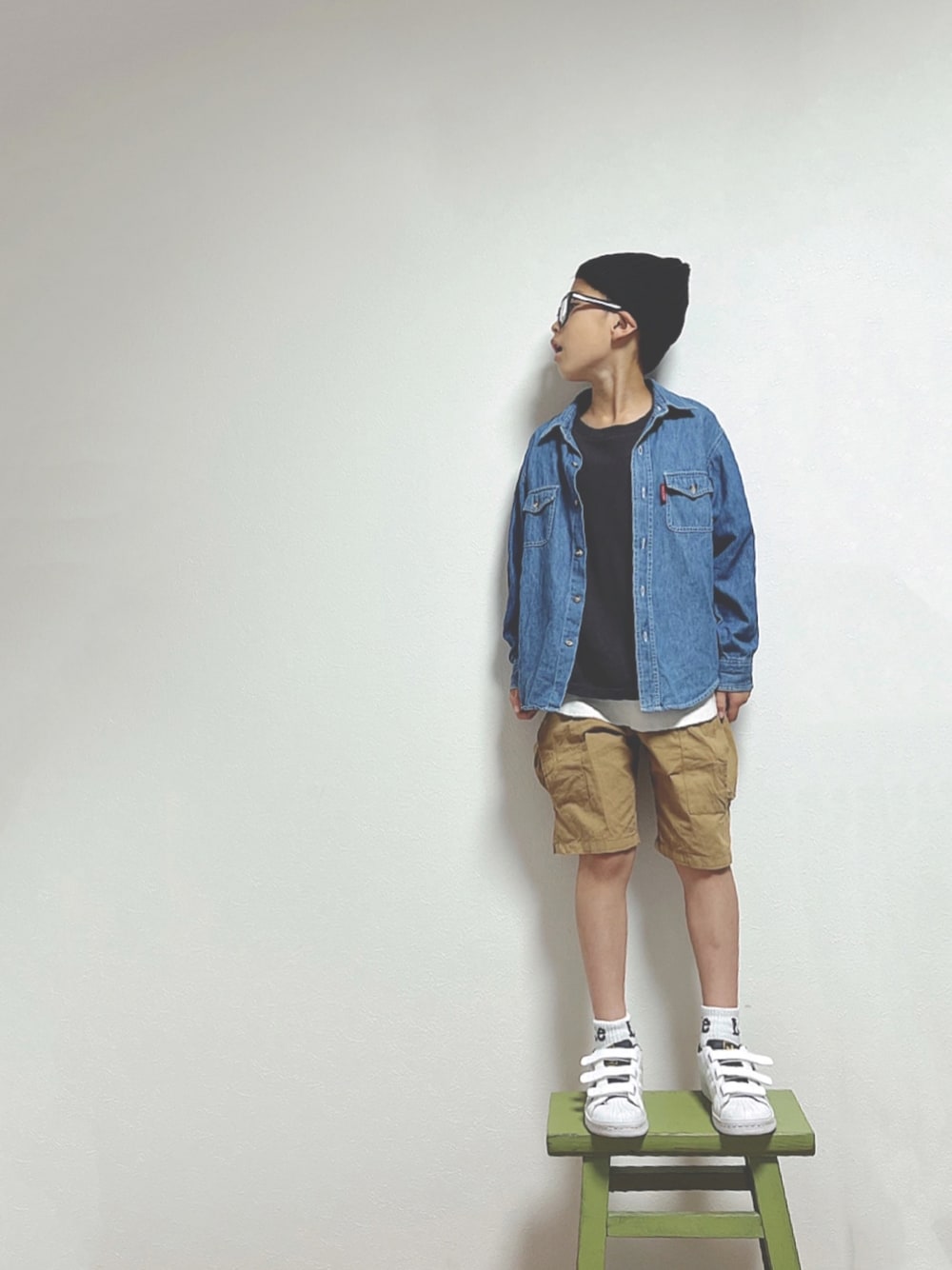 「キッズコーデ、男の子、小学生、メガネ男子、レイヤードスタイル、ハーフパンツ、デニムシャツ、スタンスミス、ニット帽、カジュアル」｜「NUMBER (N)INEの【NUMBER (N)INE】《別注》キッズ ヘビーウェイトクルーネックTシャツ＆タンクトップセット（Tシャツ/カットソー、グレー系）」を使った、taaaoさん（キッズ・133cm）の春コーディネートの1枚目の写真