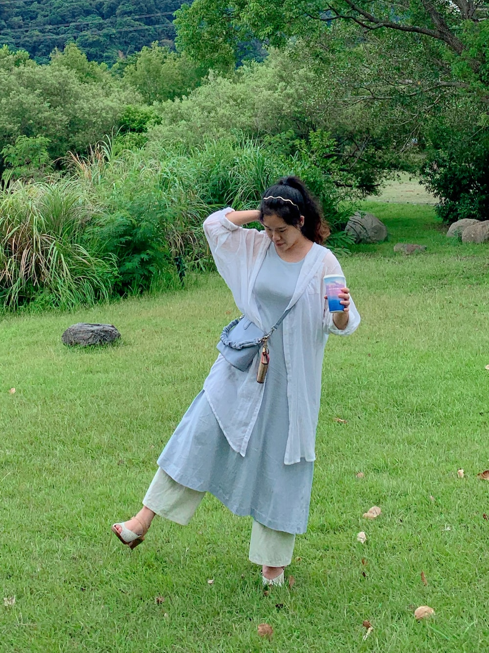 「天藍小舖のアイテム（トートバッグ、ブルー系）」を使った、Yommi Chen🇹🇼さん（レディース・167cm）の秋コーディネートの1枚目の写真