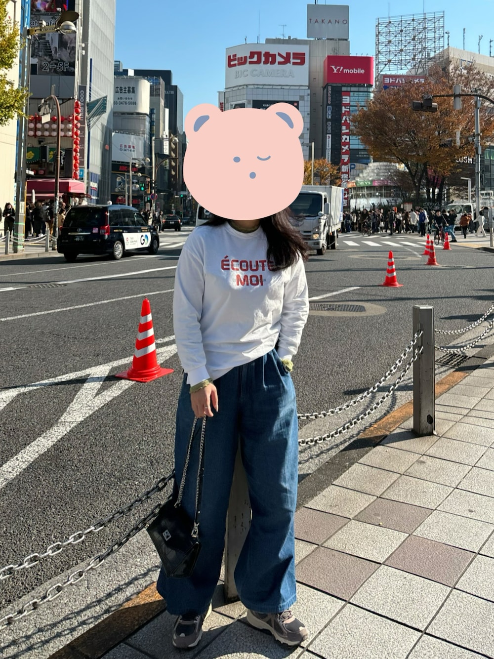 「新宿」｜「NETのアイテム（Tシャツ/カットソー、ホワイト系）」を使った、Yommi Chen🇹🇼さん（レディース・167cm）の冬コーディネートの1枚目の写真