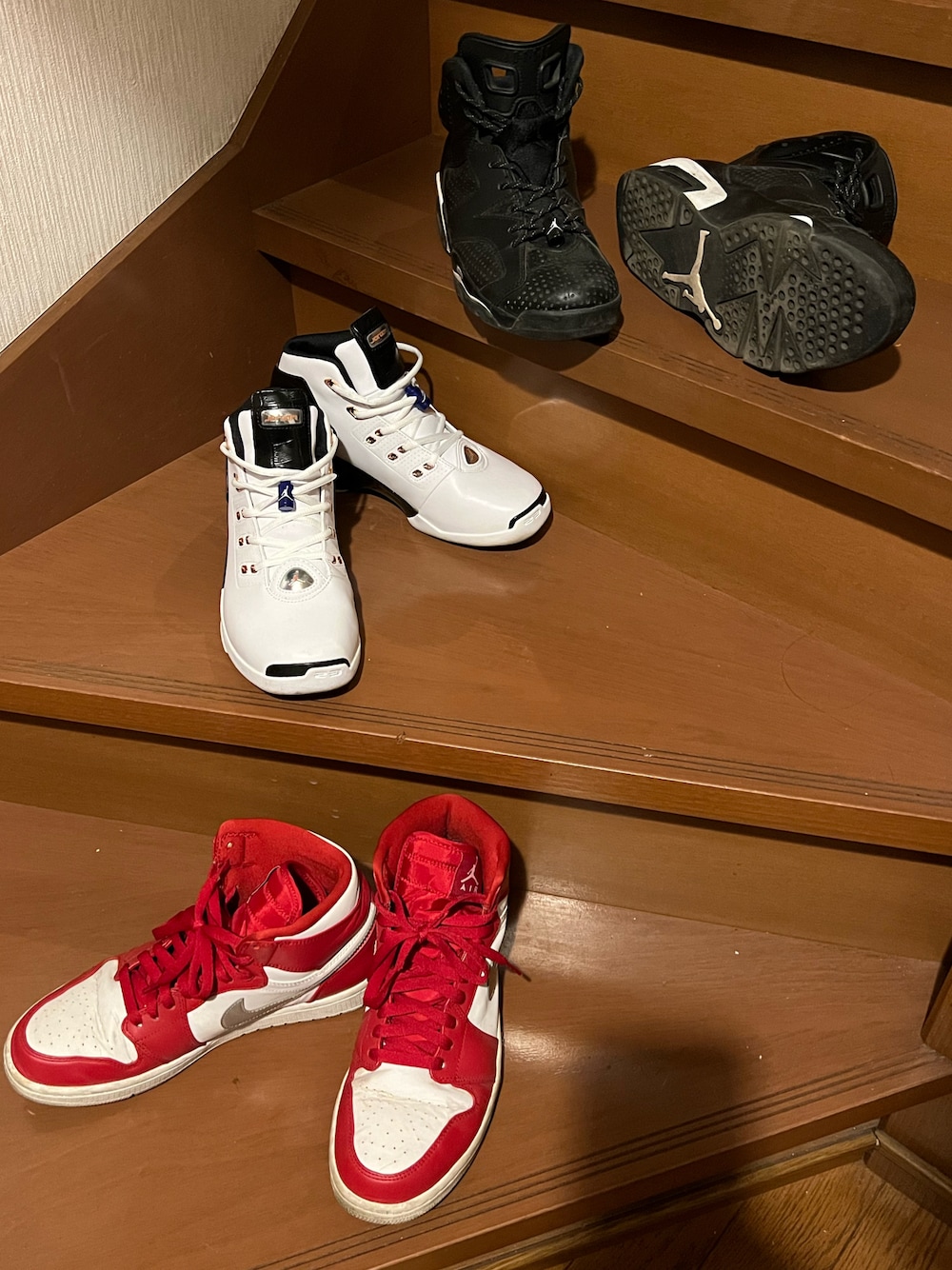 「AIR JORDANのアイテム（スニーカー、ホワイト系）」を使った、Hide Sakuさん（メンズ・168cm）の春コーディネートの1枚目の写真