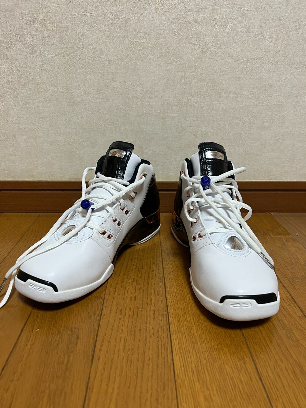 「AIR JORDANのアイテム（スニーカー、ホワイト系）」を使った、Hide Sakuさん（メンズ・168cm）の冬コーディネートの1枚目の写真