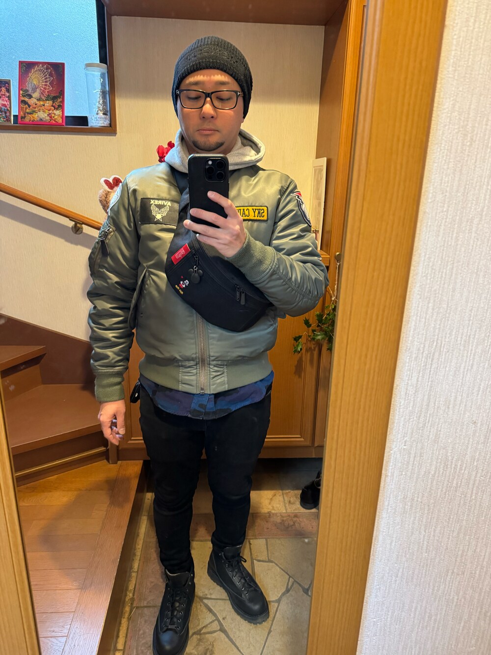 「MONCLERのアイテム（ニットキャップ/ビーニー、ブラック系）」を使った、Hide Sakuさん（メンズ・168cm）の冬コーディネートの1枚目の写真