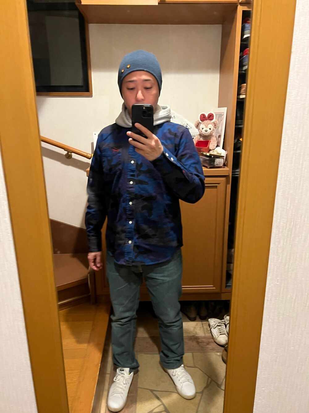 「TOMMYのアイテム（シャツ/ブラウス、ブルー系）」を使った、Hide Sakuさん（メンズ・168cm）の春コーディネートの1枚目の写真