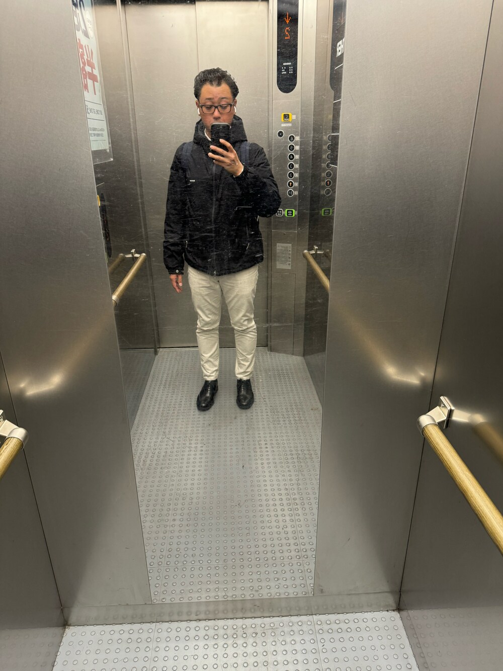 「MONCLERのアイテム（ダウンジャケット/コート、ブラック系）」を使った、Hide Sakuさん（メンズ・168cm）の秋コーディネートの1枚目の写真