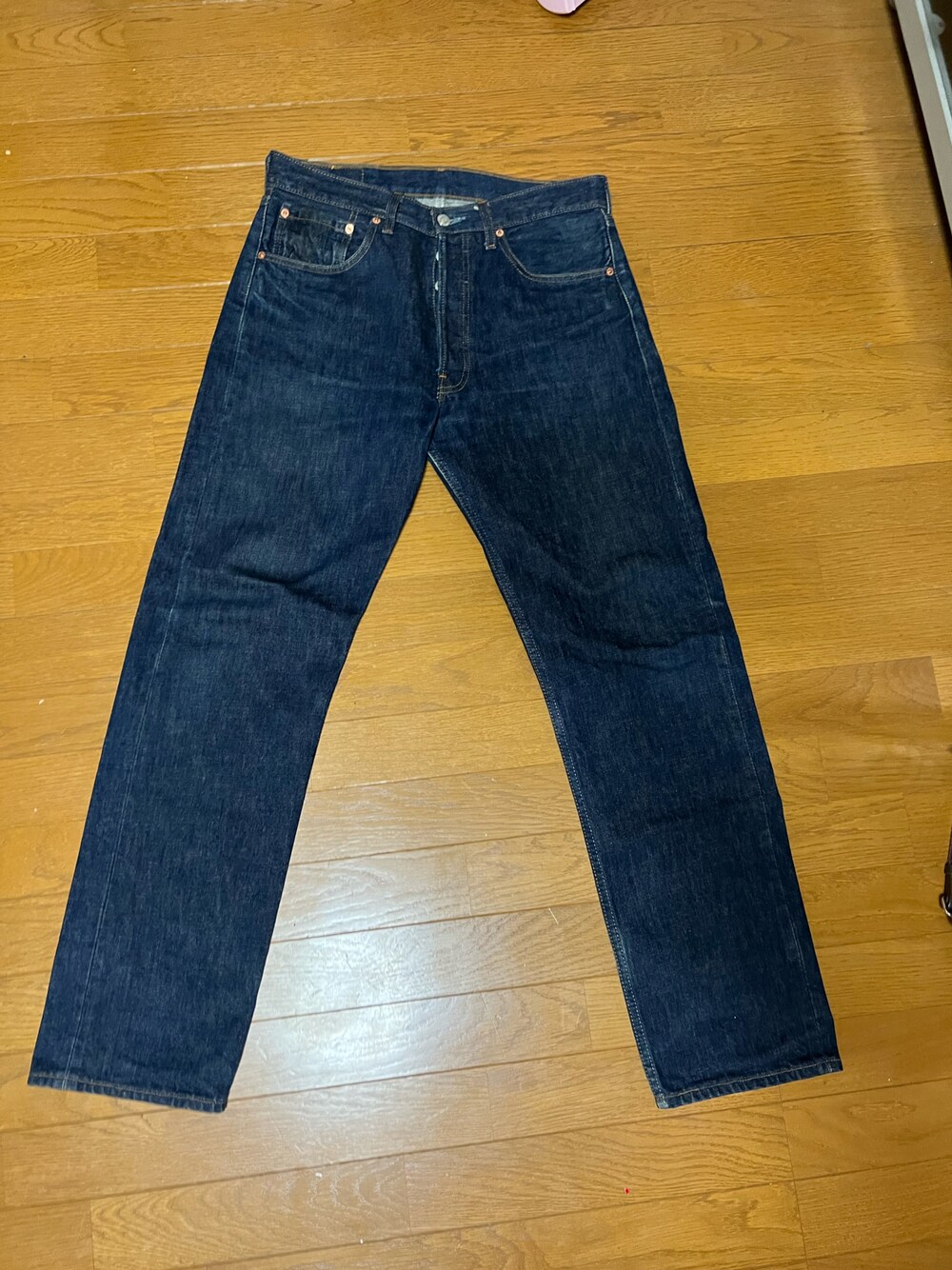 「Levi'sのアイテム（デニムパンツ、ブルー系）」を使った、Hide Sakuさん（メンズ・168cm）の秋コーディネートの1枚目の写真