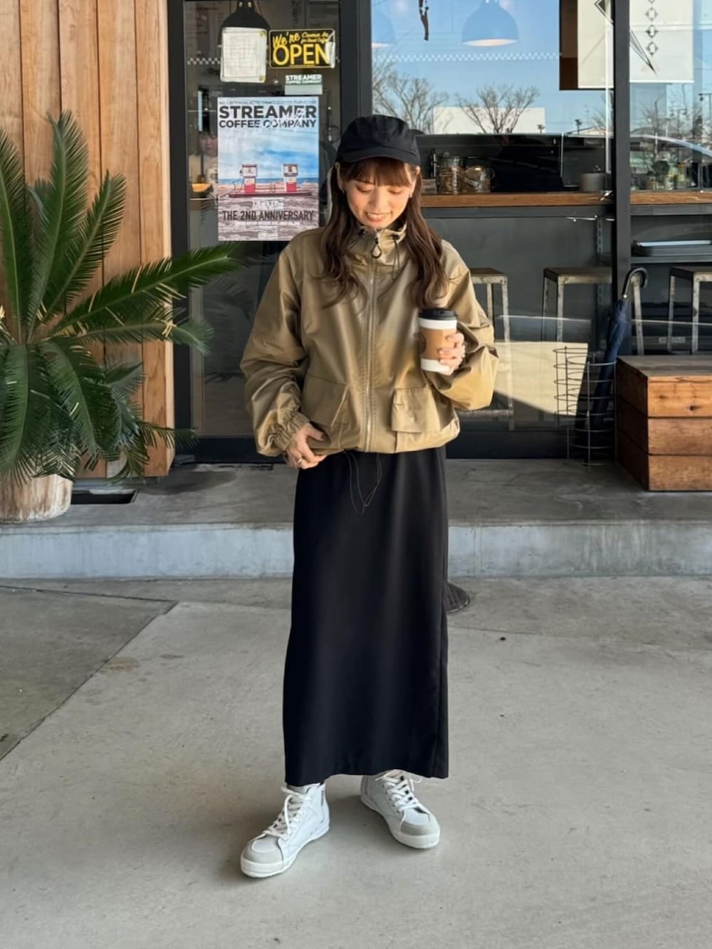「春のNewスタイル、大人カジュアル、スニーカー、スニーカーコーデ、ハイカットスニーカー、ナイロンジャケット、春アウター、春服コーデ、お出かけコーデ、低身長コーデ、キャップ、シンプル、スニーカー女子」｜「TODAYFULのスタンドカラージップブルゾン（ブルゾン、グリーン系）」を使った、maamin♡さん（レディース・156cm）の春コーディネートの1枚目の写真