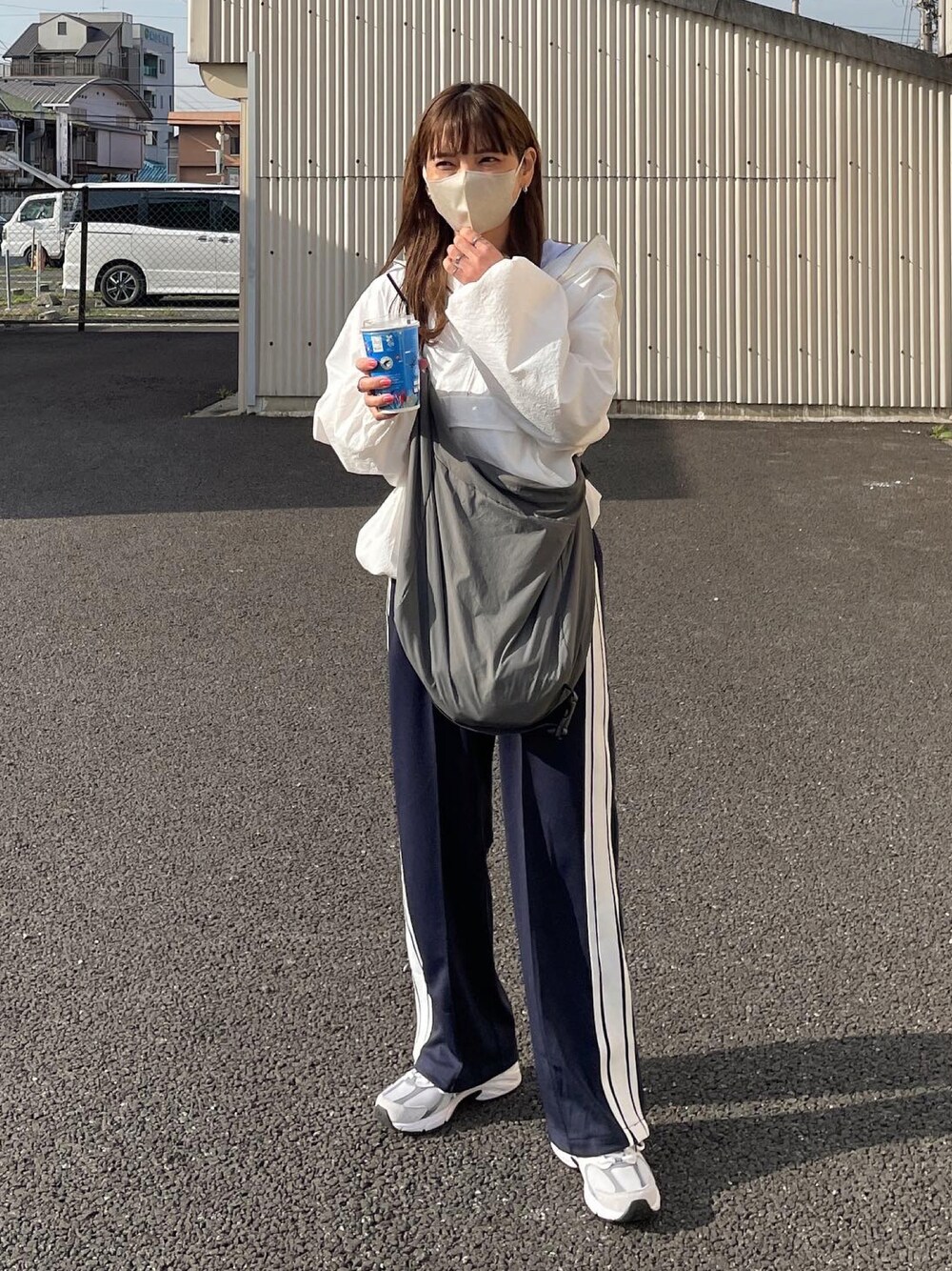 「アノラックパーカー、マウンテンパーカー、春コーデ、春服コーデ、ジャージ、大人カジュアル、シンプルスタイル、メンズライク、着回しコーデ、骨格ウェーブ、ゆったりコーデ、いまどきジャケット写真、ニューバランス、New Balance」｜「LE MOREのアノラックパーカー（ナイロンジャケット、ホワイト系）」を使った、maamin♡さん（レディース・156cm）の春コーディネートの1枚目の写真