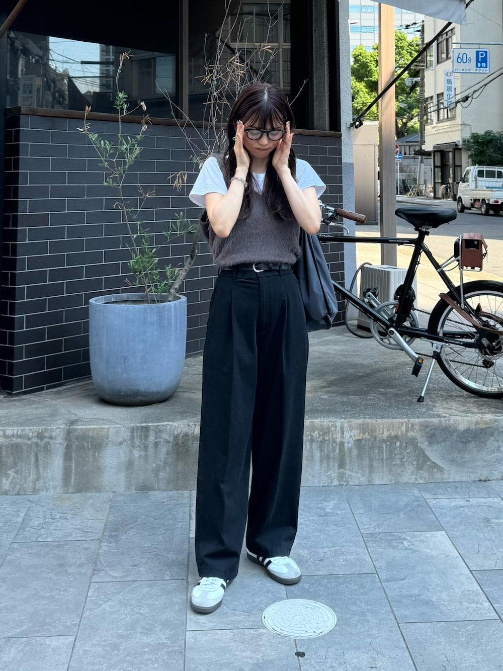 「秋コーデ、大人カジュアルコーデ、パンツスタイル、大人女子、秋服準備はじめました、ビスチェ、ビスチェコーデ、ニットベスト、着回しコーデ、プチプラコーデ、低身長女子」｜「tiptopの【丈が選べる2サイズ】起毛フェザーベスト（ベスト、グレー系）」を使った、maamin♡さん（レディース・156cm）の秋コーディネートの1枚目の写真