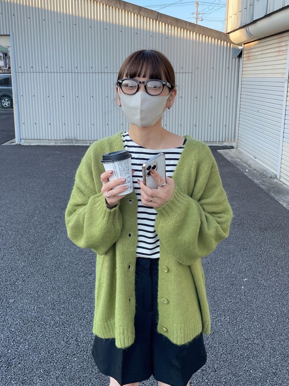 グリーン系のカーディガン/ボレロ、ブラック系のその他パンツを着用したレディースの秋コーディネートの1枚目の写真