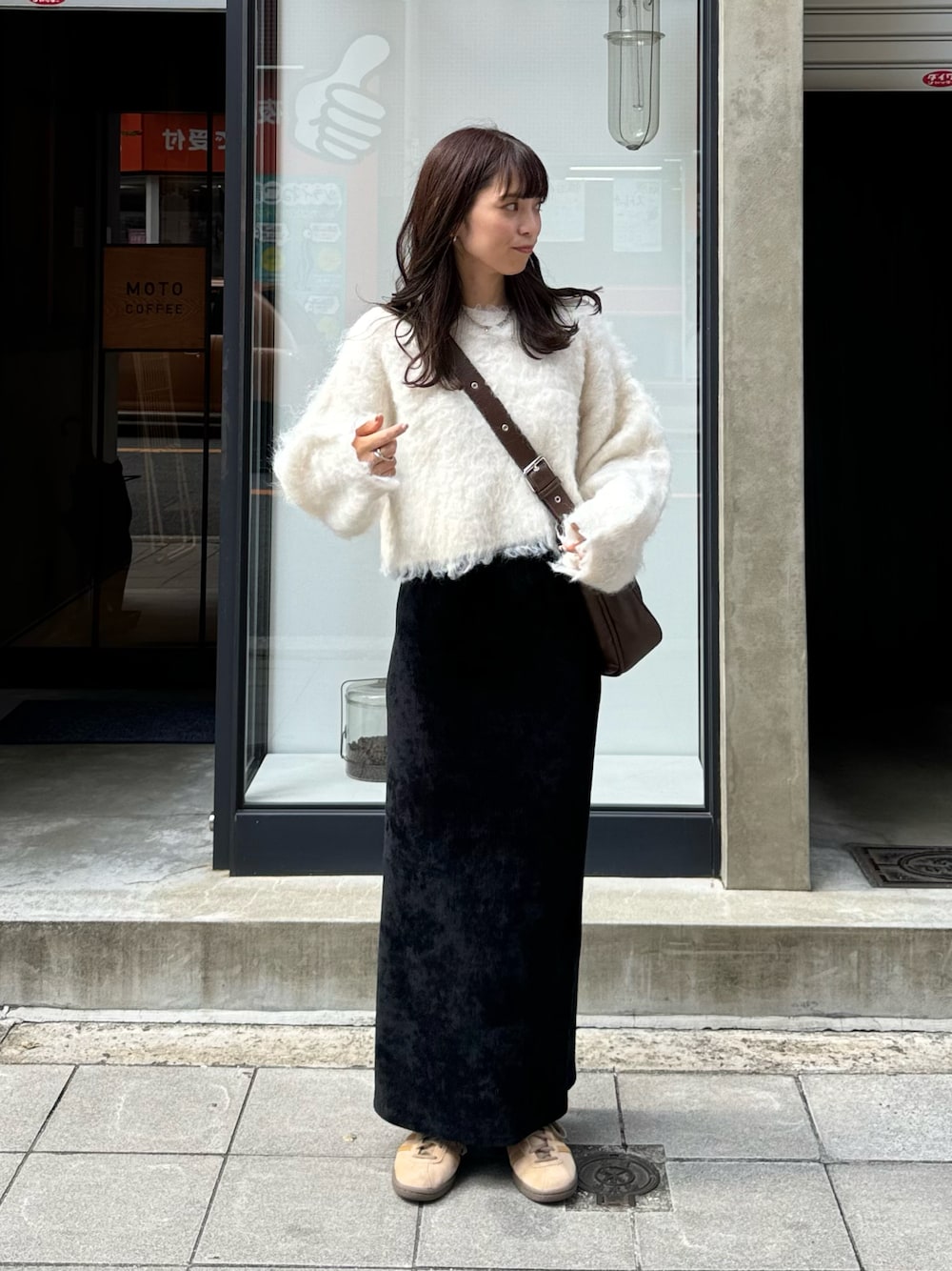 「秋服コーデ、大人かわいい、大人女子、ベロアスカート、シャギーニット、低身長、低身長コーデ、骨格ウェーブ、着回しコーデ、ママファッション、ベロア」｜「LE MOREのクロップドモヘアタッチニット（ニット/セーター、ホワイト系）」を使った、maamin♡さん（レディース・156cm）の秋コーディネートの1枚目の写真