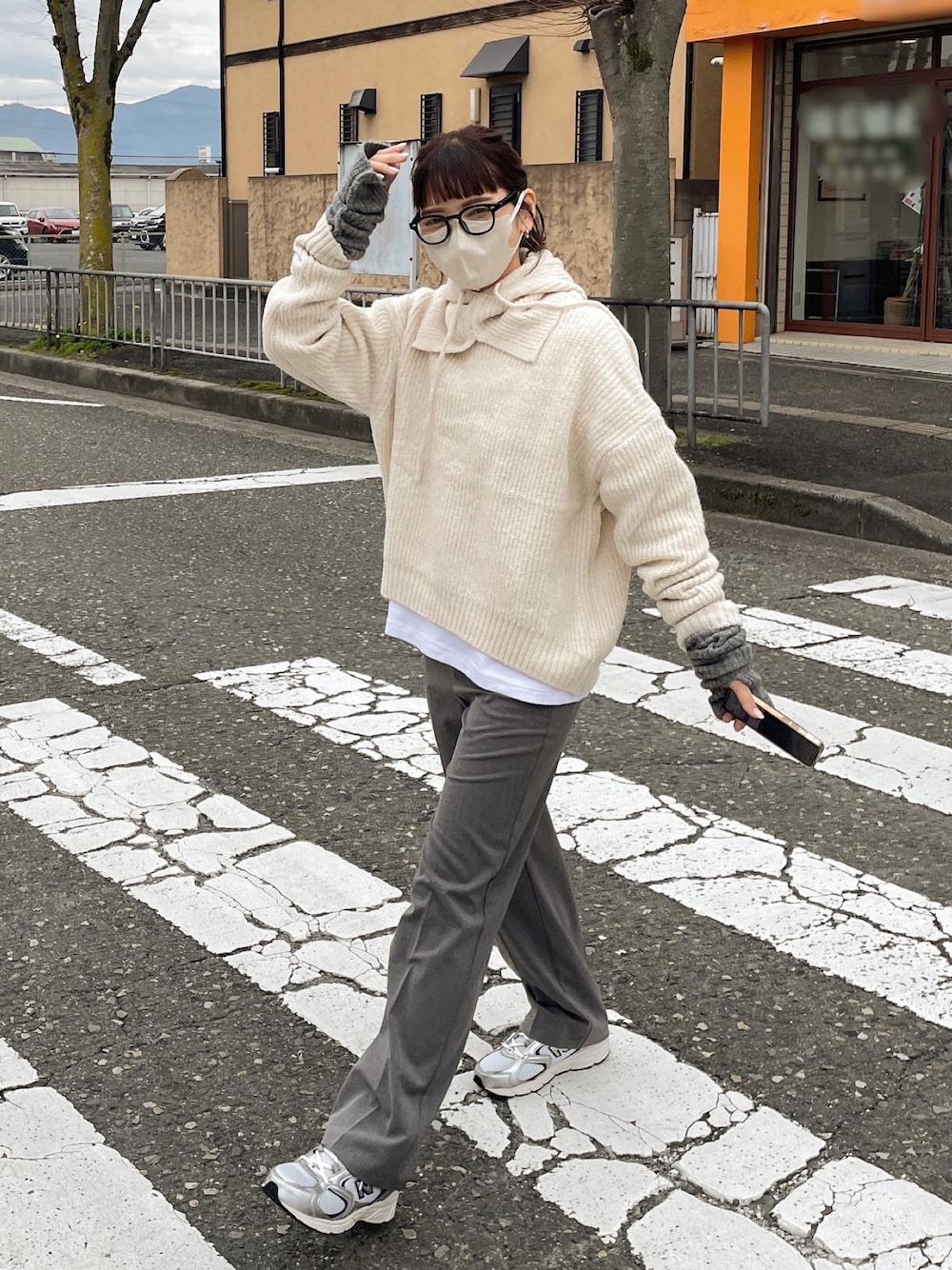 ホワイト系のニット/セーターを着用したレディースの冬コーディネートの1枚目の写真