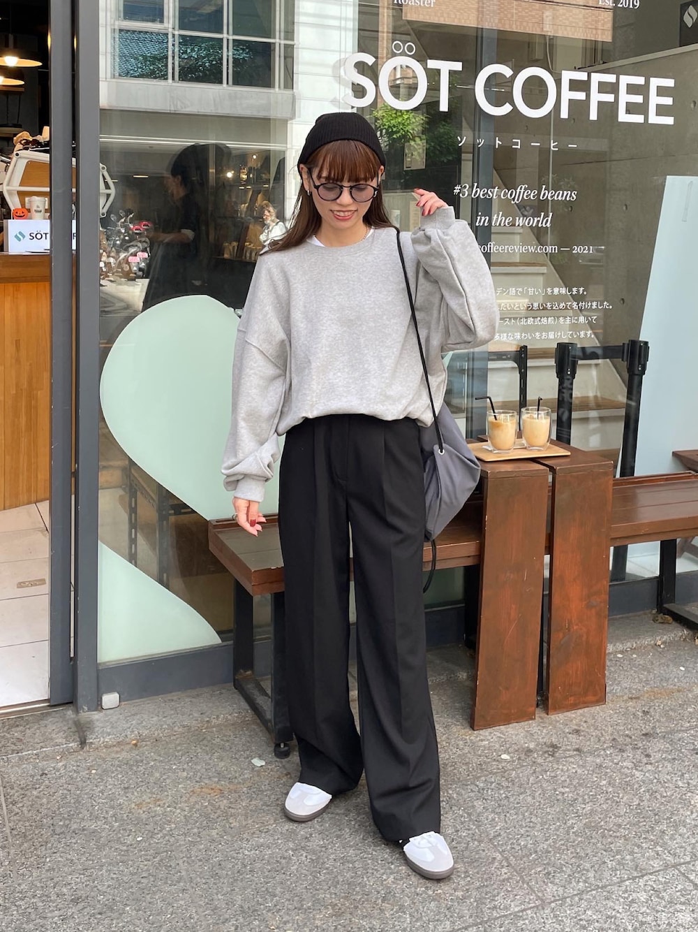 「ファッションを楽しもう、スウェット、スラックス、カジュアルコーデ、オーバーサイズ、ゆったりコーデ、着回しコーデ、骨格ウェーブ、巾着バッグ、モノトーン、グレー、ニット帽、サングラス」｜「LE MOREのニュアンスカラースウェット（スウェット、グレー系）」を使った、maamin♡さん（レディース・156cm）の秋コーディネートの1枚目の写真