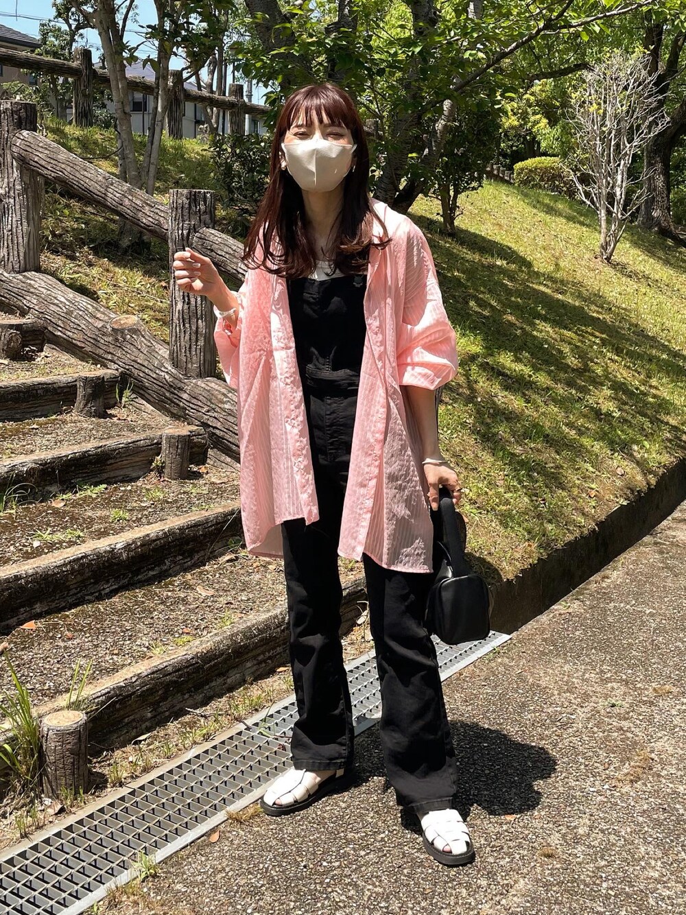 「休日スタイル、お出かけコーデ、公園コーデ、カジュアルコーデ、初夏コーデ、ストライプシャツ、シアーシャツ、シャツスタイル、シャツコーデ、低身長女子、ミニバッグ、グルカサンダル、サロペット」｜「ANGIEのシアーストライプオーバーシャツ（シャツ/ブラウス、ピンク系）」を使った、maamin♡さん（レディース・156cm）の夏コーディネートの1枚目の写真