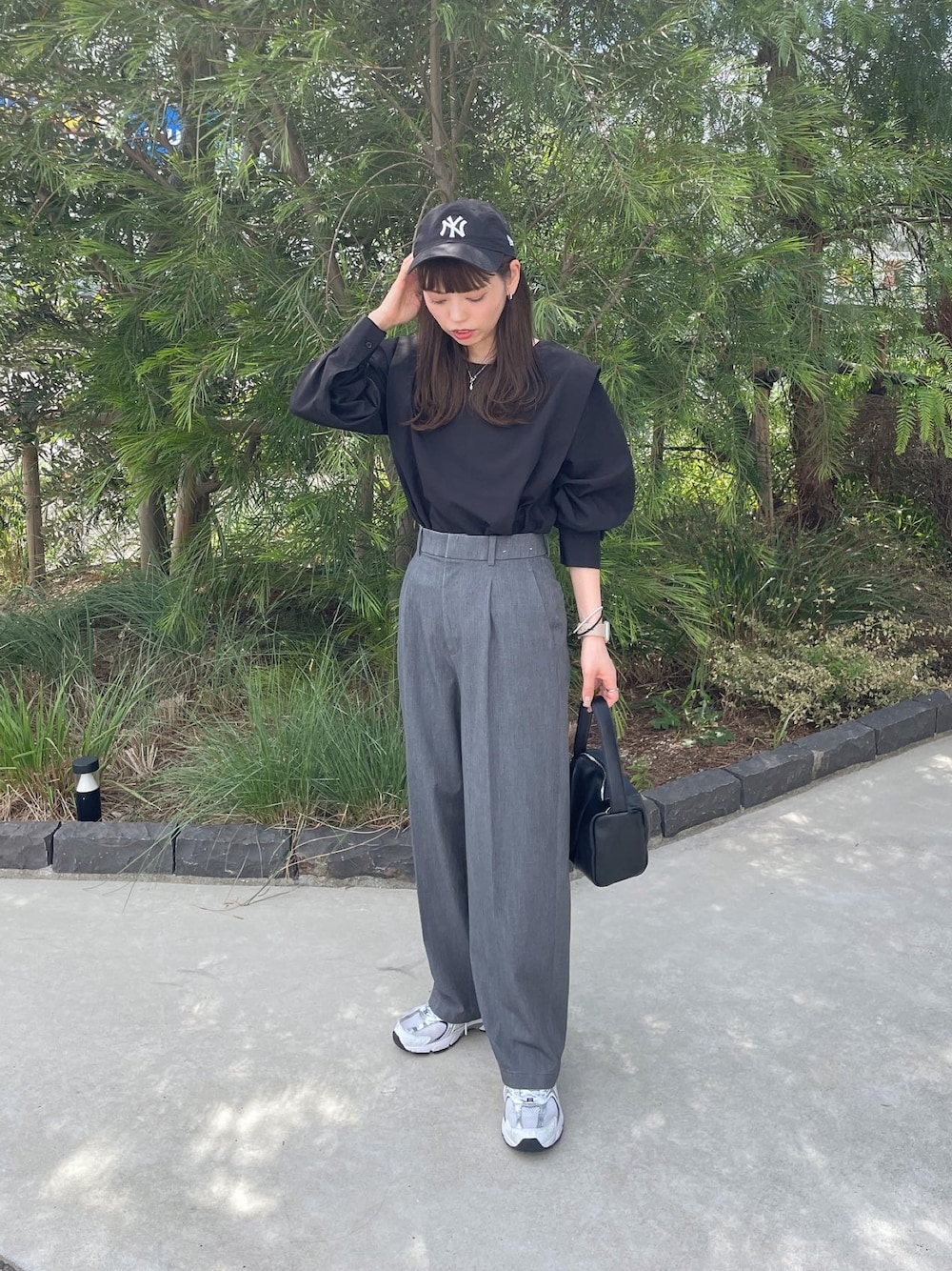 ブラック系のシャツ/ブラウスを着用したレディースの秋コーディネートの1枚目の写真