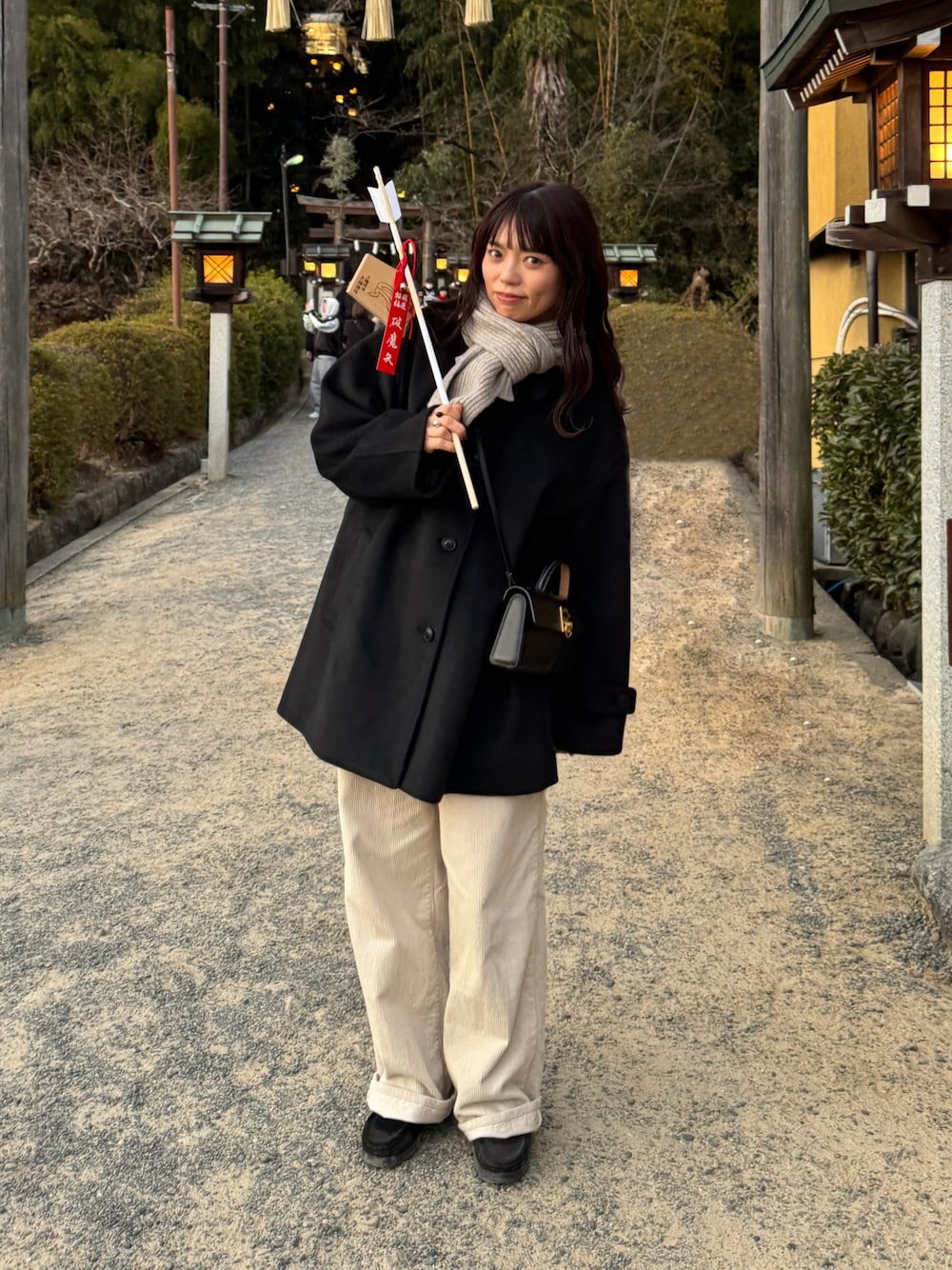 「プチプラ、冬アウター、大人かわいい、あったかコーデ、コーデュロイパンツ、大人コーデ、低身長、低身長コーデ、骨格ウェーブ、ステンカラーコート、アウターコーデ、アウター、マフラー、モノトーン」｜「FREAK'S STOREのビーバー ステンカラーショートコート/ミドルコート（ステンカラーコート、ブラック系）」を使った、maamin♡さん（レディース・156cm）の冬コーディネートの1枚目の写真