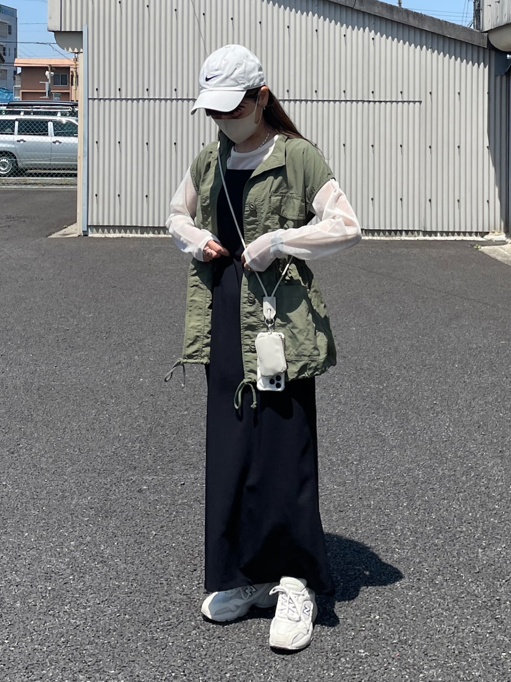 「休日スタイル、シンプルスタイル、大人女子、カジュアル、ミリタリーベスト、ベスト、ワンピース、キャップ、春服コーデ、スニーカーコーデ、プチプラコーデ」｜「tiptopのミリタリーベスト（ベスト、グリーン系）」を使った、maamin♡さん（レディース・156cm）の春コーディネートの1枚目の写真