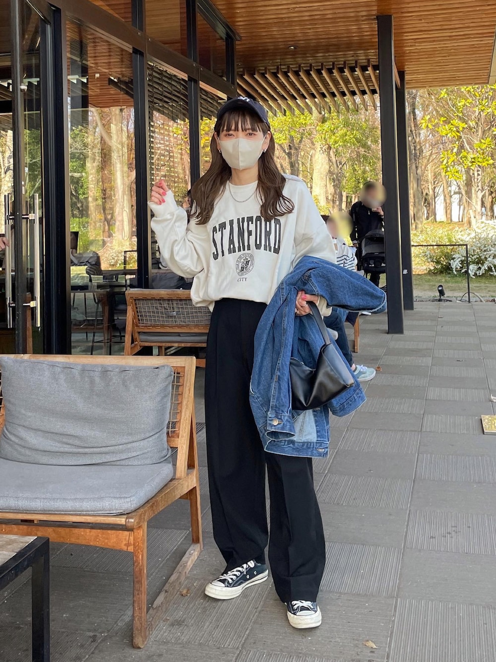 「休日スタイル、春コーデ、おでかけコーデ、公園、スウェット、スウェットコーデ、キャップ、モノトーン、シンプルコーデ、低身長コーデ、ボリューム袖、UNIQLOコーデ、PR」｜「ap retroのロゴプリント裏毛ルーズプルオーバー カレッジロゴ（スウェット、ホワイト系）」を使った、maamin♡さん（レディース・156cm）の春コーディネートの1枚目の写真