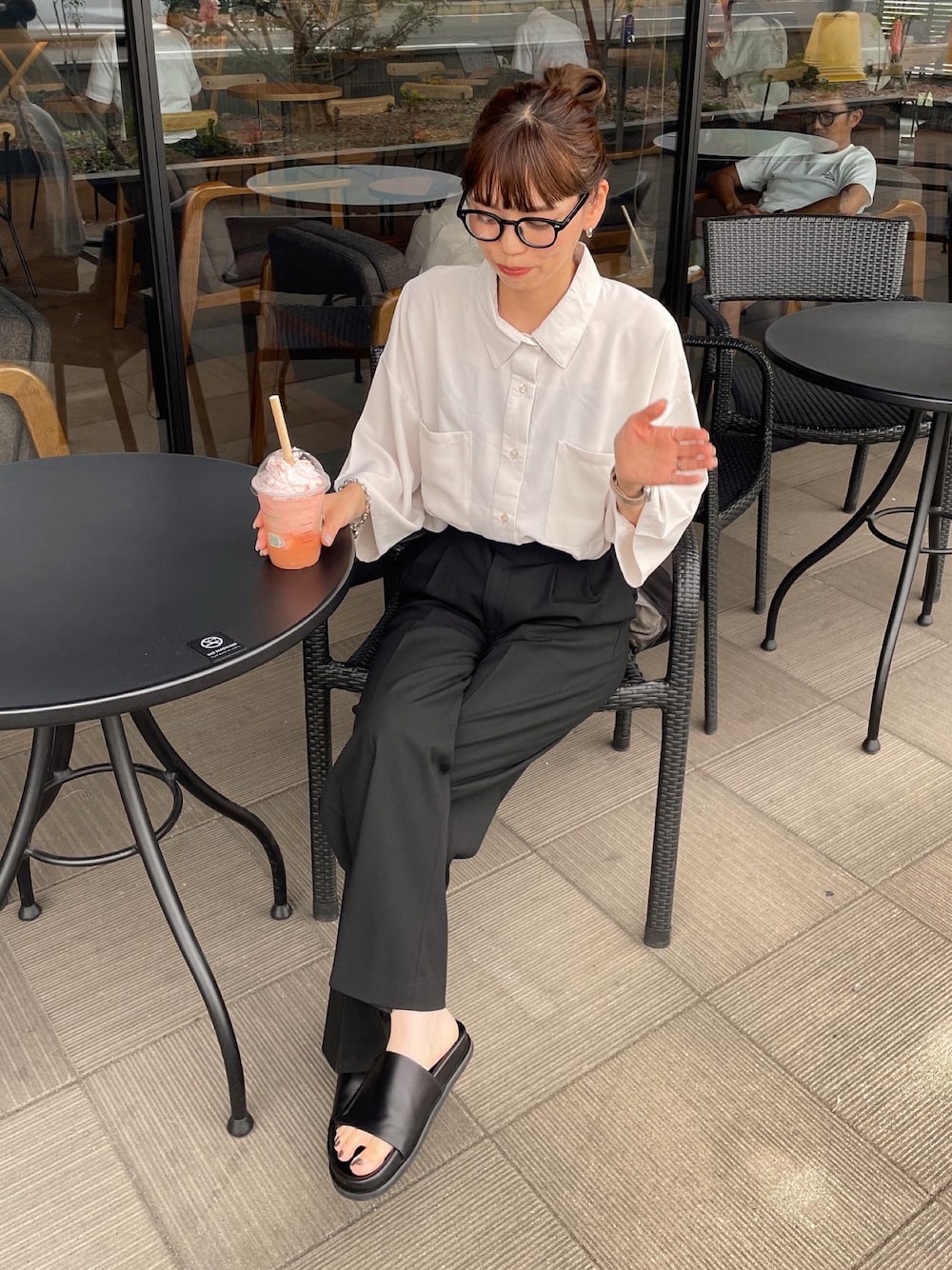 ホワイト系のシャツ/ブラウス、ブラック系のサンダル、ブラック系のトートバッグを着用したレディースの夏コーディネートの1枚目の写真