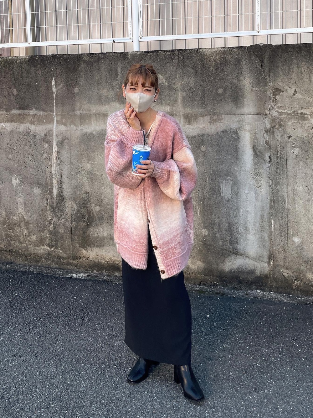 ピンク系のカーディガン/ボレロ、ブラック系のスカート、ホワイト系のキャミソールを着用したレディースの秋コーディネートの1枚目の写真