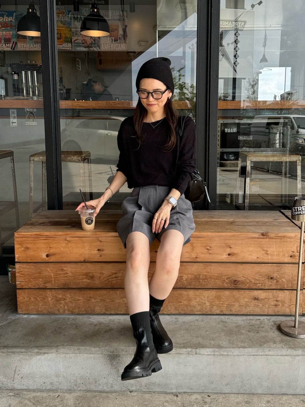 「秋服準備はじめました、大人コーデ、シンプルスタイル、低身長コーデ、秋コーデ、秋先取りコーデ、モノトーン、モノトーンコーデ、厚底ブーツ、大人可愛い」｜「tiptopの【2サイズ展開】アソートショートブーツ（ブーツ、ブラック系）」を使った、maamin♡さん（レディース・156cm）の秋コーディネートの1枚目の写真