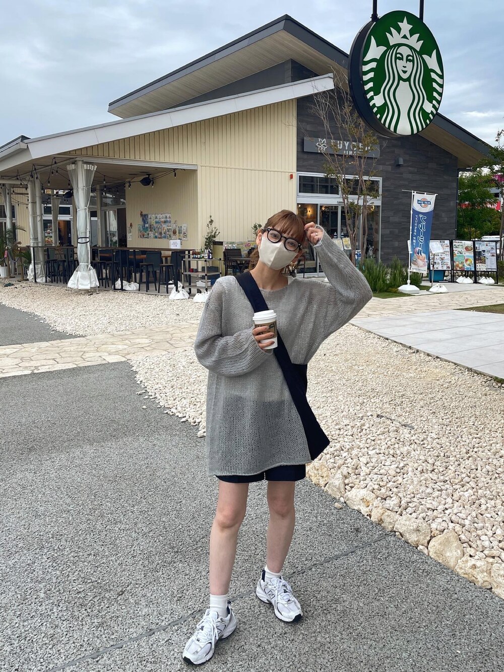 グレー系のニット/セーター、ブラック系のその他パンツ、ブラック系のショルダーバッグを着用したレディースの秋コーディネートの1枚目の写真