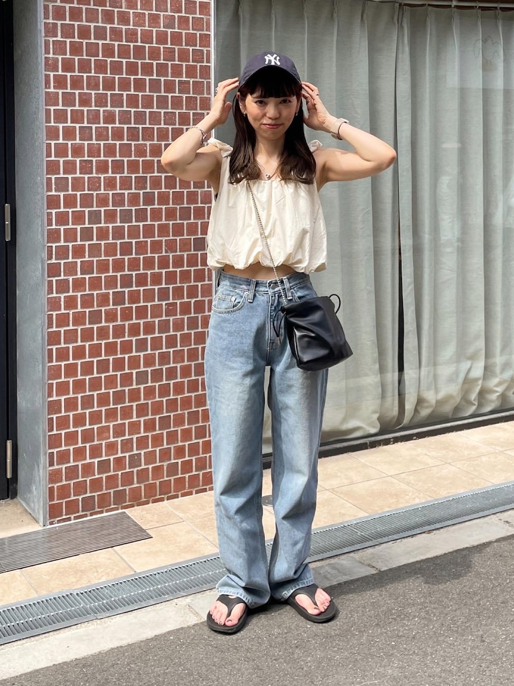 「オトナ女子、カジュアルコーデ、大人かわいい、デニムパンツ、ブラウス、ノースリーブ、キャップ、キャップ女子、低身長女子、夏ファッション、ママファッション、デート、ママコーデ」｜「LE MOREのバルーンショートタンクブラウス（シャツ/ブラウス、ベージュ系）」を使った、maamin♡さん（レディース・156cm）の夏コーディネートの1枚目の写真