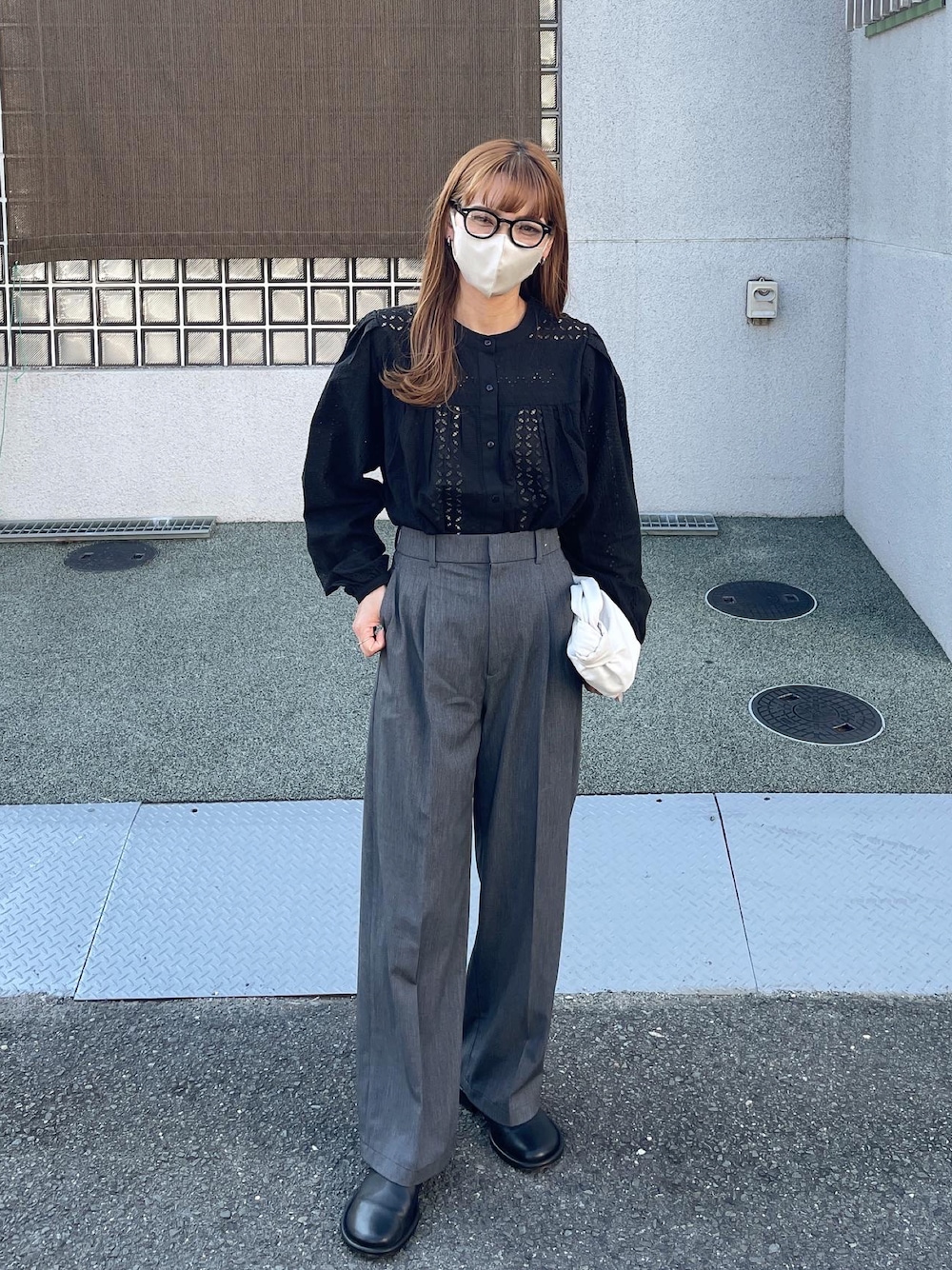 「パンツスタイル、休日スタイル、休日コーデ、オトナカワイイ、ブラウス、ブラック、レースブラウス、ワイドパンツ、モノトーンコーデ、シンプルスタイル、メガネ女子、PR」｜「URBAN RESEARCH Sonny Labelのバンドカラーコットンレーススリーブシャツ（シャツ/ブラウス、ブラック系）」を使った、maamin♡さん（レディース・156cm）の秋コーディネートの1枚目の写真