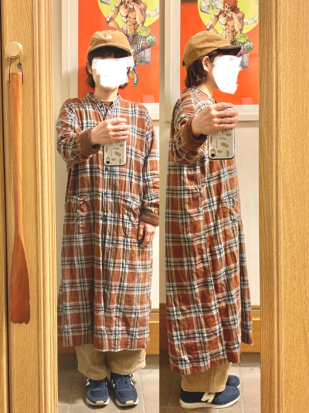 ブラウン系のシャツワンピース、ブルー系のスニーカーを着用したレディースの秋コーディネートの1枚目の写真