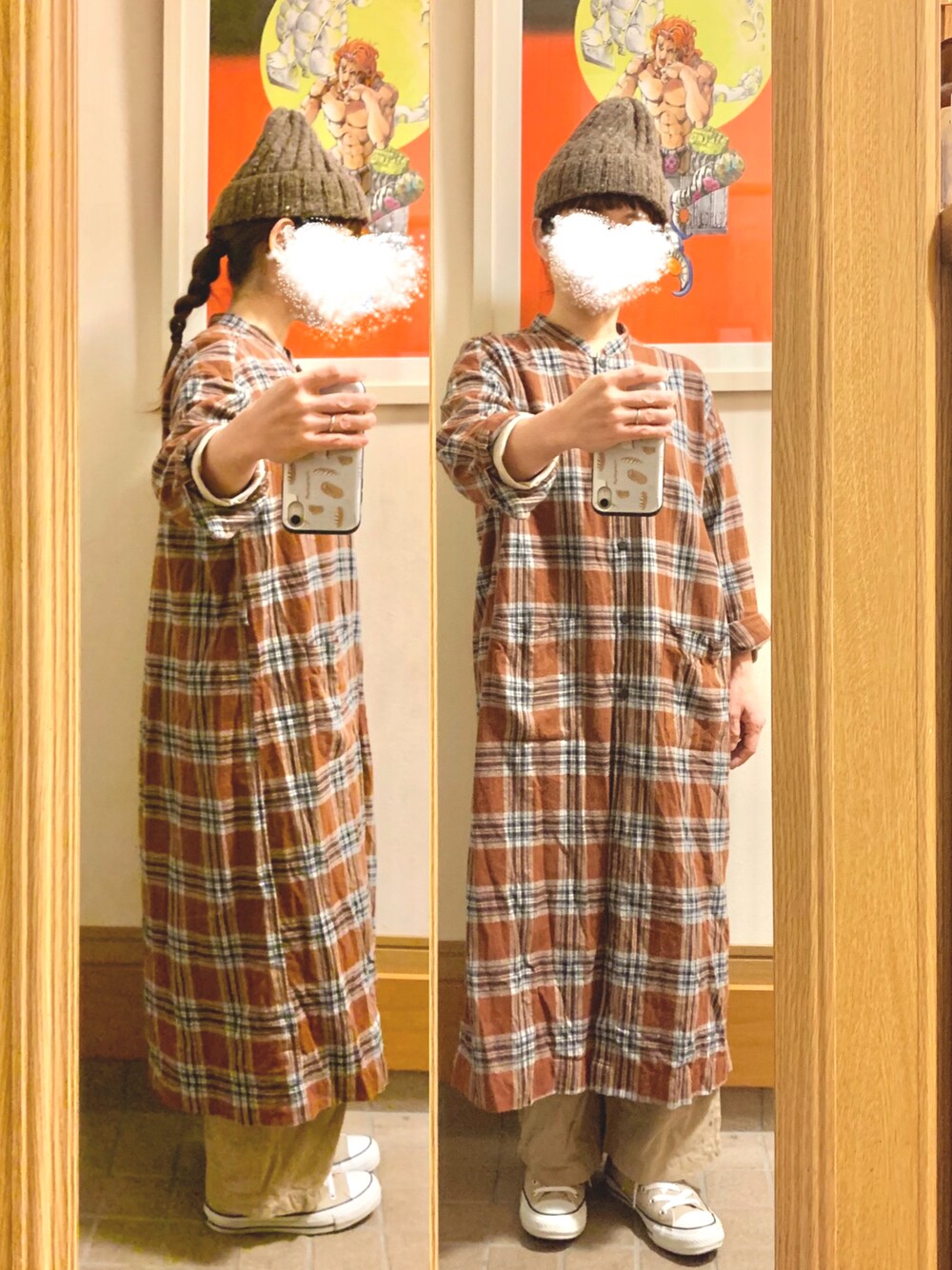 ブラウン系のシャツワンピース、ベージュ系のスニーカー、ベージュ系のパンツを着用したレディースの秋コーディネートの1枚目の写真