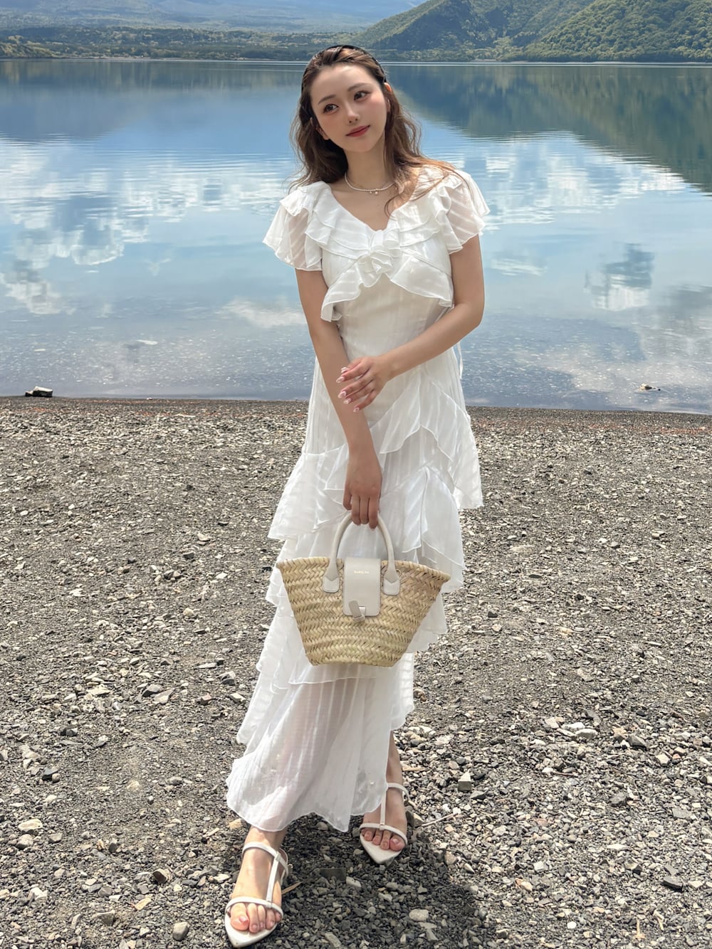 「ワンピース、デートコーデ、きれいめカジュアル、キレイめ、淡色コーデ、夏コーデ、夏、春コーデ、骨格ストレート、サンダル、かごバッグ」｜「dazzlinのバリエフルイドワンピース（ワンピース、ホワイト系）」を使った、白濱楓雅 ( ふぅ )🍨さん（骨格ストレート・レディース・158cm）の春コーディネートの1枚目の写真