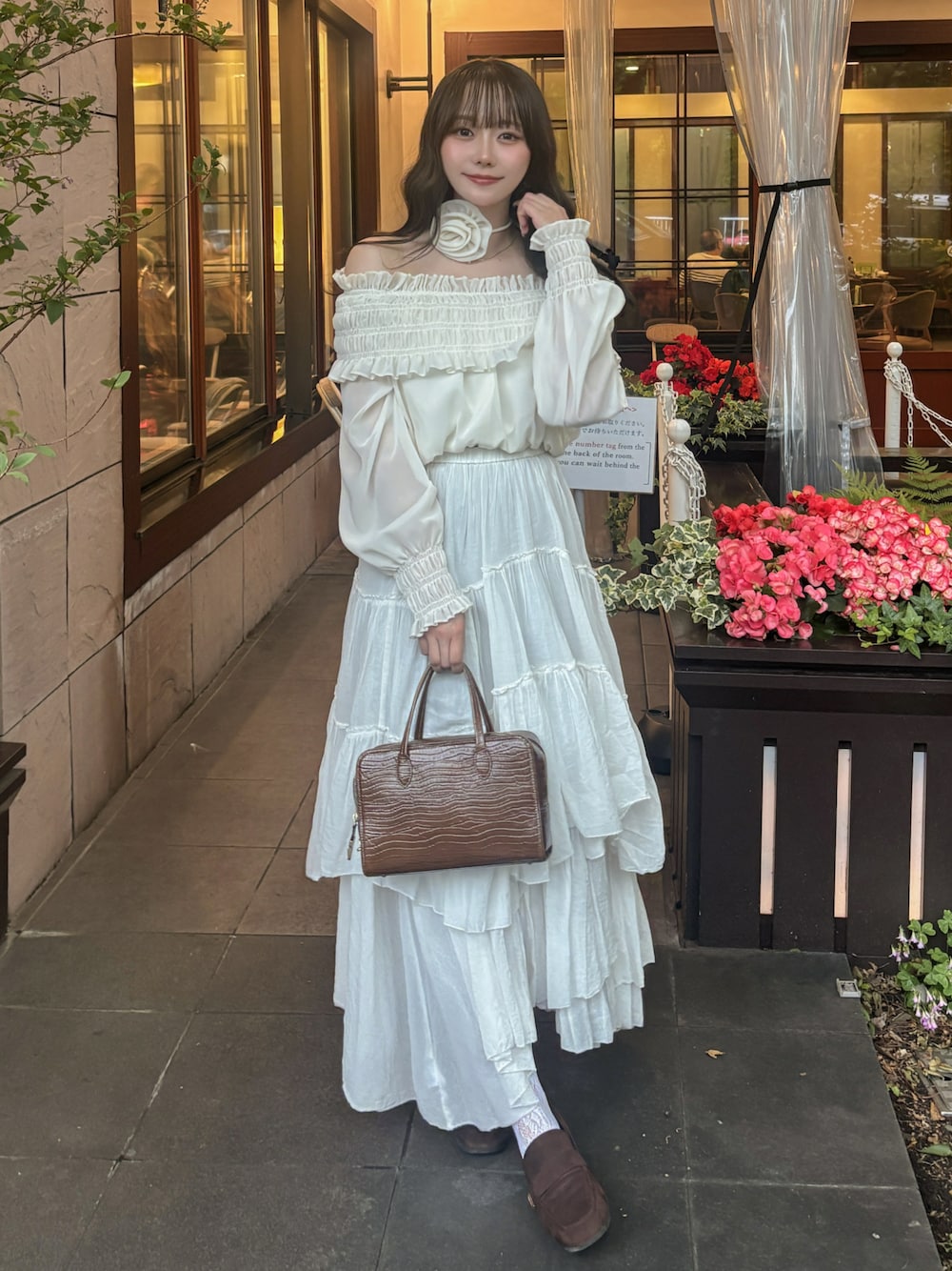 「きれいめカジュアル、デートコーデ、淡色コーデ、ホワイト、ローファー、フリル、雨の日コーデ、骨格ストレート、ロングスカート、オフショル、ブラウス」｜「toutyestのアイテム（バッグ、ブラウン系）」を使った、白濱楓雅 ( ふぅ )🍨さん（骨格ストレート・レディース・158cm）の夏コーディネートの1枚目の写真