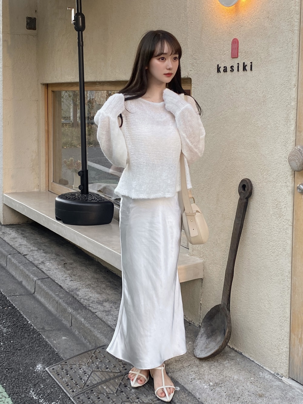 「お出かけコーデ、秋服準備はじめました、秋服コーデ、ブルーコーデ、オールホワイト、ホワイト、ホワイトコーデ、ニット、デート、デートスタイル（WOMEN）、ガーリー、淡色コーデ、淡色女子、きれいめカジュアル、キレイめ」｜「MERCURYDUOのサテンナロースカート（スカート、グレー系）」を使った、白濱楓雅 ( ふぅ )🍨さん（骨格ストレート・レディース・158cm）の夏コーディネートの1枚目の写真
