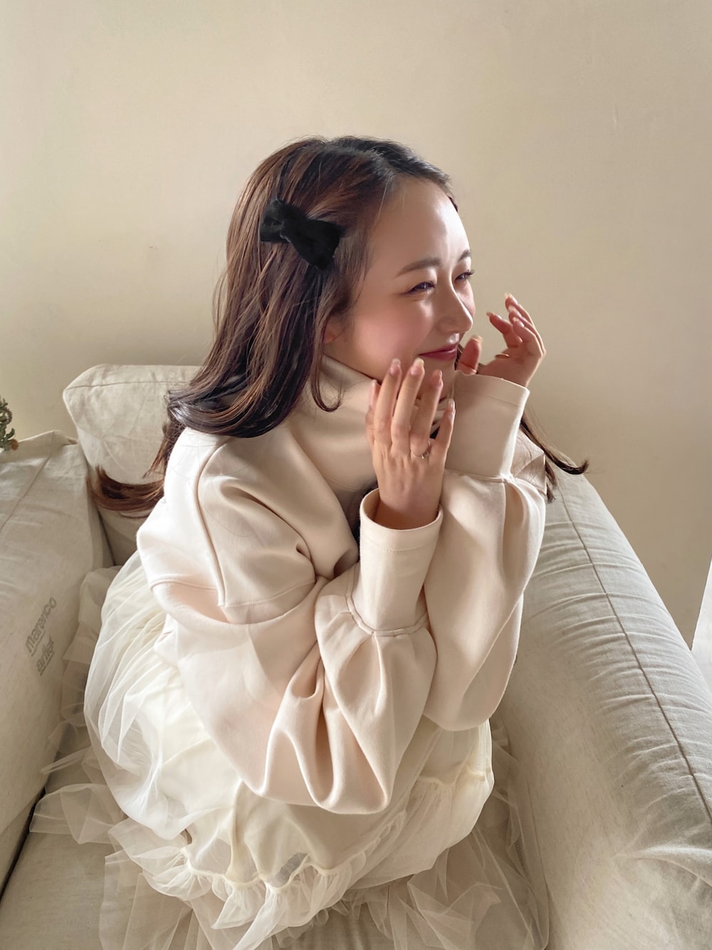 ベージュ系のTシャツ/カットソー、ベージュ系のスカート、ブラック系のバレッタ/ヘアクリップを着用したレディースの夏コーディネートの1枚目の写真