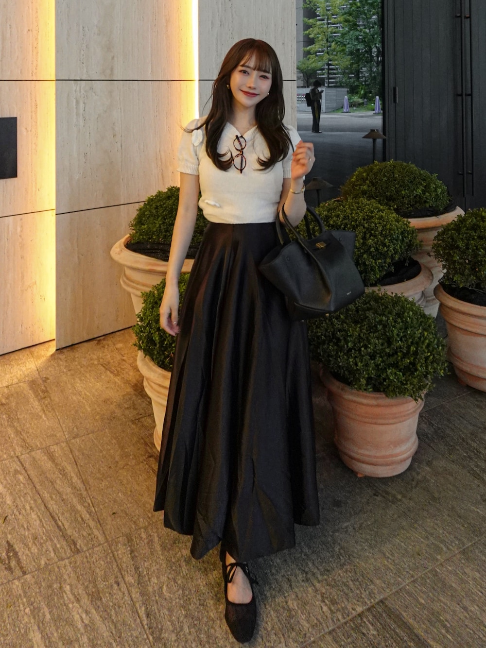 「アツいコーデ全部見せ、お出かけコーデ、秋服準備はじめました、休日スタイル、夏コーデ、スカートスタイル、モノトーン、ブラック、キレイめ、デートコーデ、骨格ストレート」｜「DEMELLIER LONDONの【DeMellier／デメリエー】Midi New York（トートバッグ、ブラック系）」を使った、白濱楓雅 ( ふぅ )🍨さん（骨格ストレート・レディース・158cm）の夏コーディネートの1枚目の写真