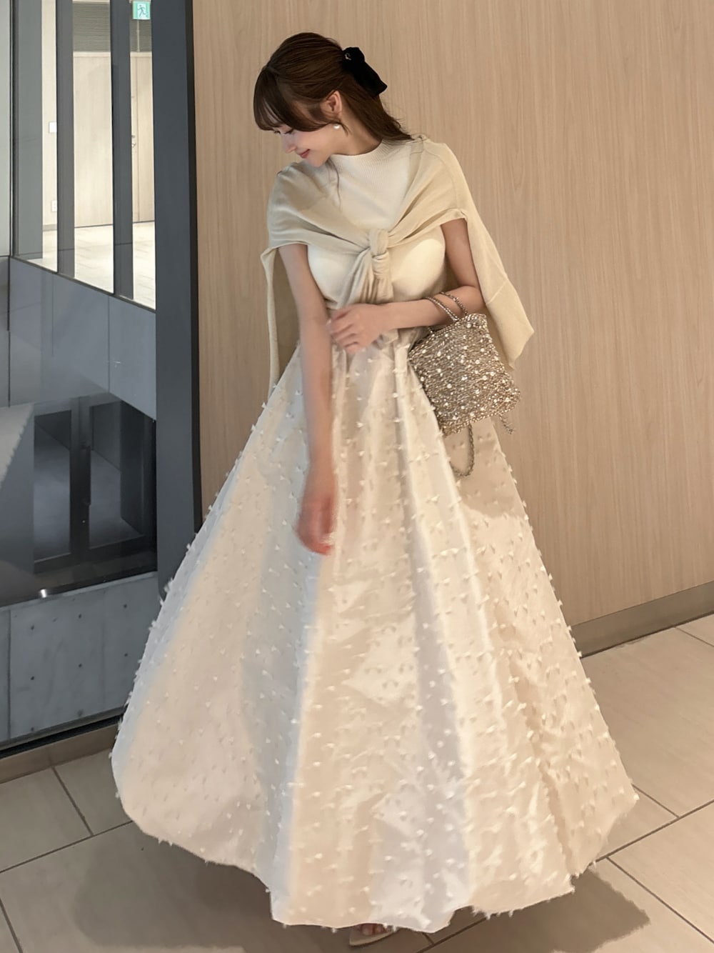 「レイヤードスタイル、夏コーデ、さらっと晴れやかスナップ、休日スタイル、シンプルスタイル、デートコーデ、キレイめ、お出かけコーデ、オールホワイト、淡色コーデ、カーディガン、ホワイト、ショルダーバッグ、サンダル、スカート」｜「ANTEPRIMAのアイテム（バッグ、ゴールド系）」を使った、白濱楓雅 ( ふぅ )🍨さん（骨格ストレート・レディース・158cm）の夏コーディネートの1枚目の写真