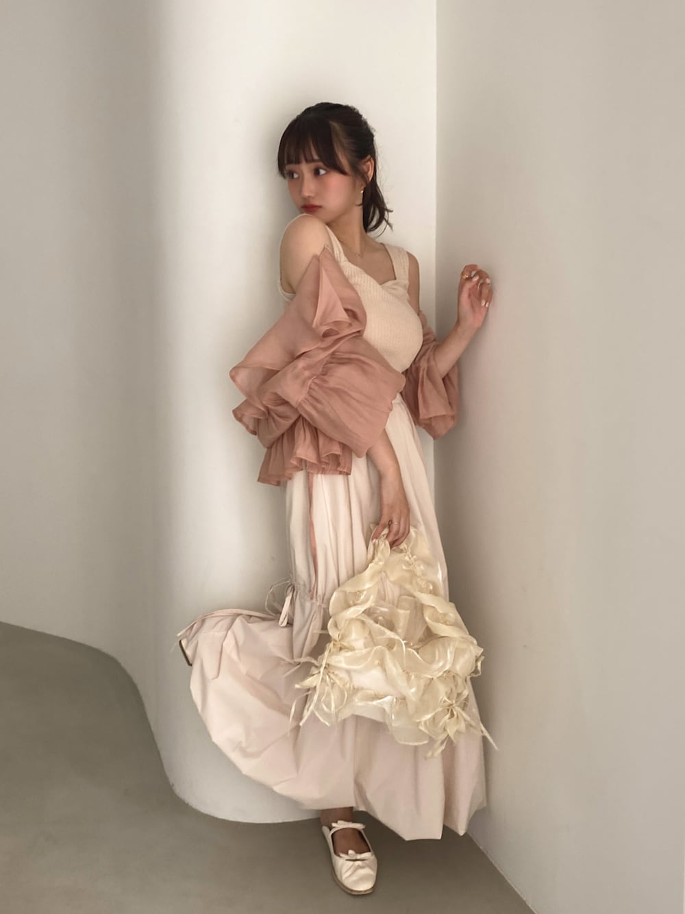 「夏コーデ、シアートップス、デート、デートスタイル（WOMEN）、タンクトップ、ガーリー、ガーリーコーデ、カジュアルガーリー、淡色コーデ、淡色女子、ピンク、ピンクコーデ、着回しコーデ、ワントーンコーデ、ホワイト」｜「pomiiiのワッフルタンクトップ（タンクトップ、ピンク系）」を使った、白濱楓雅 ( ふぅ )🍨さん（骨格ストレート・レディース・158cm）の夏コーディネートの1枚目の写真