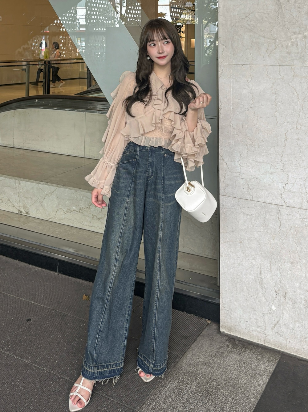 「アツいコーデ全部見せ、レイヤードスタイル、お出かけコーデ、パンツスタイル、夏コーデ、秋服準備はじめました、デートコーデ、デニム、淡色コーデ、サンダル、フリル、骨格ストレート」｜「SNIDELのデザインワイドデニム（デニムパンツ、ブルー系）」を使った、白濱楓雅 ( ふぅ )🍨さん（骨格ストレート・レディース・158cm）の夏コーディネートの1枚目の写真