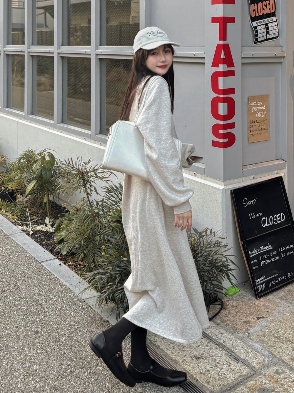 「春服コーデ、カジュアルコーデ、春ファッション、ラクチンコーデ、今日のコスメと服、デートコーデ、シンプル、ワンピース、キャップ、ローファー、春色、淡色コーデ、ワントーンコーデ、スウェット、春のNewスタイル」｜「H&Mのアイテム（帽子、ホワイト系）」を使った、白濱楓雅 ( ふぅ )🍨さん（骨格ストレート・レディース・158cm）の冬コーディネートの1枚目の写真