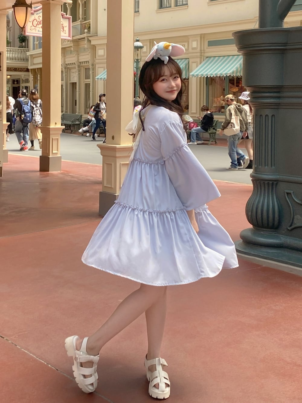 「初夏コーデ、ディズニーコーデ、ディズニー、ミニワンピ、デート、淡色コーデ、淡色女子、ブルーコーデ、ブルー、サンダル、厚底サンダル、夏コーデ、カラーコーデ、ワンピース、ワンピーススタイル」｜「pomiiiのシフォンリボンティアードワンピース（ワンピース、ブルー系）」を使った、白濱楓雅 ( ふぅ )🍨さん（骨格ストレート・レディース・158cm）の夏コーディネートの1枚目の写真