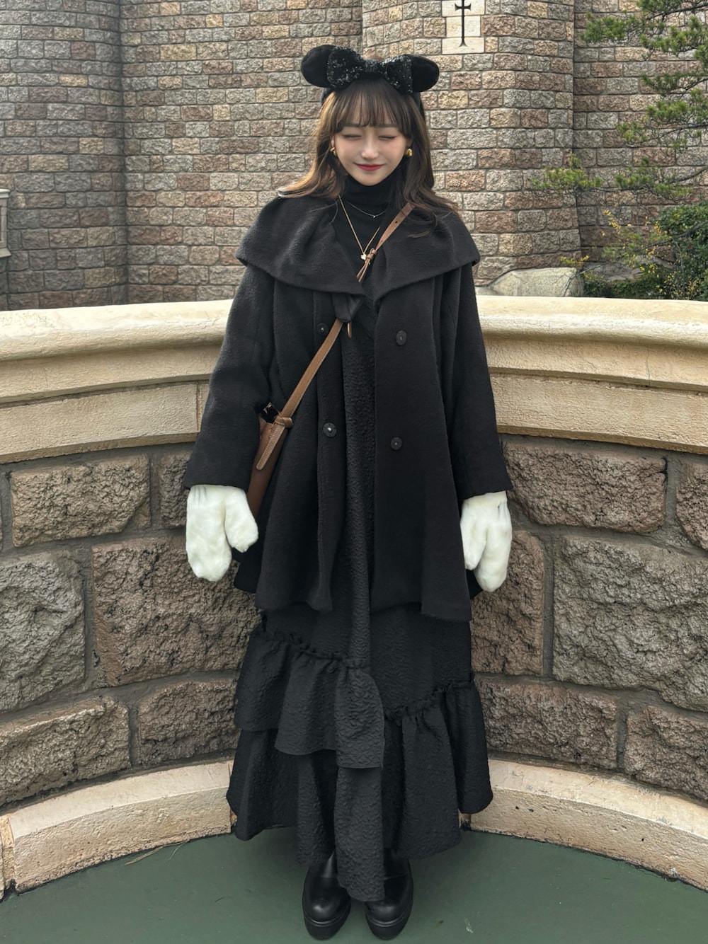 「今日のコスメと服、ブラック、モノトーン、ディズニーコーデ、ディズニー、春コーデ、デートコーデ、レイヤードスタイル、キャミワンピ、タートルネック、ショルダーバッグ、ブーツ、ティアードスカート、ワンピース、春のNewスタイル」｜「FURFURのフリルカラー２WAYコート（その他アウター、ブラック系）」を使った、白濱楓雅 ( ふぅ )🍨さん（骨格ストレート・レディース・158cm）の冬コーディネートの1枚目の写真