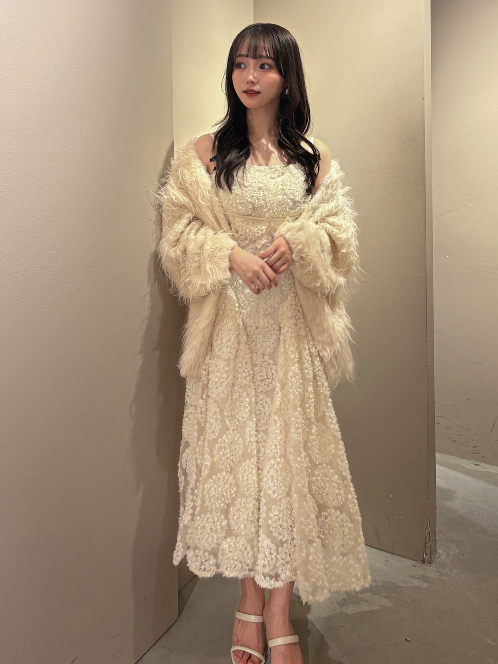 「春、春色、キャミワンピ、キレイめ、サンダル、カーディガン、春コーデ、春アウター、ワンピース、お呼ばれスタイル、ホワイト、デートコーデ、ガーリー、淡色コーデ、休日スタイル」｜「SNIDELのアイテム（ワンピース/ドレス、ホワイト系）」を使った、白濱楓雅 ( ふぅ )🍨さん（骨格ストレート・レディース・158cm）の春コーディネートの1枚目の写真