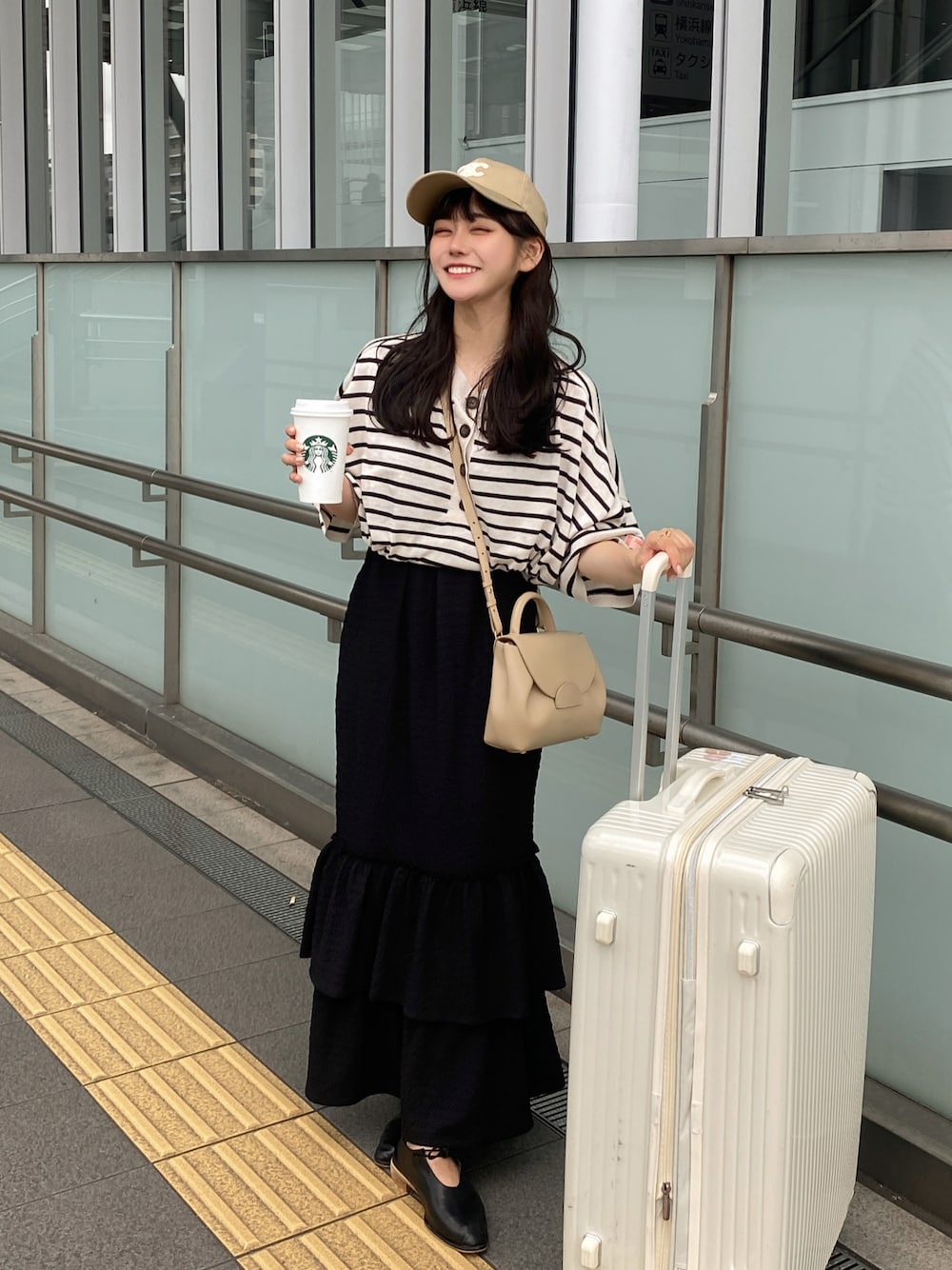「夏、休日スタイル、オトナカジュアル、キレイめカジュアル、ワンピーススタイル、淡色コーデ、淡色女子、デート、デートスタイル（WOMEN）、キャップ、ラフコーデ、キャミワンピ、ボーダー、モノトーン」｜「Javaの《JaVa ジャバコラボ》さらっとお洒落。2wayヘンリーネックボーダーサマーニット（Tシャツ/カットソー、ホワイト系）」を使った、白濱楓雅 ( ふぅ )🍨さん（骨格ストレート・レディース・158cm）の夏コーディネートの1枚目の写真