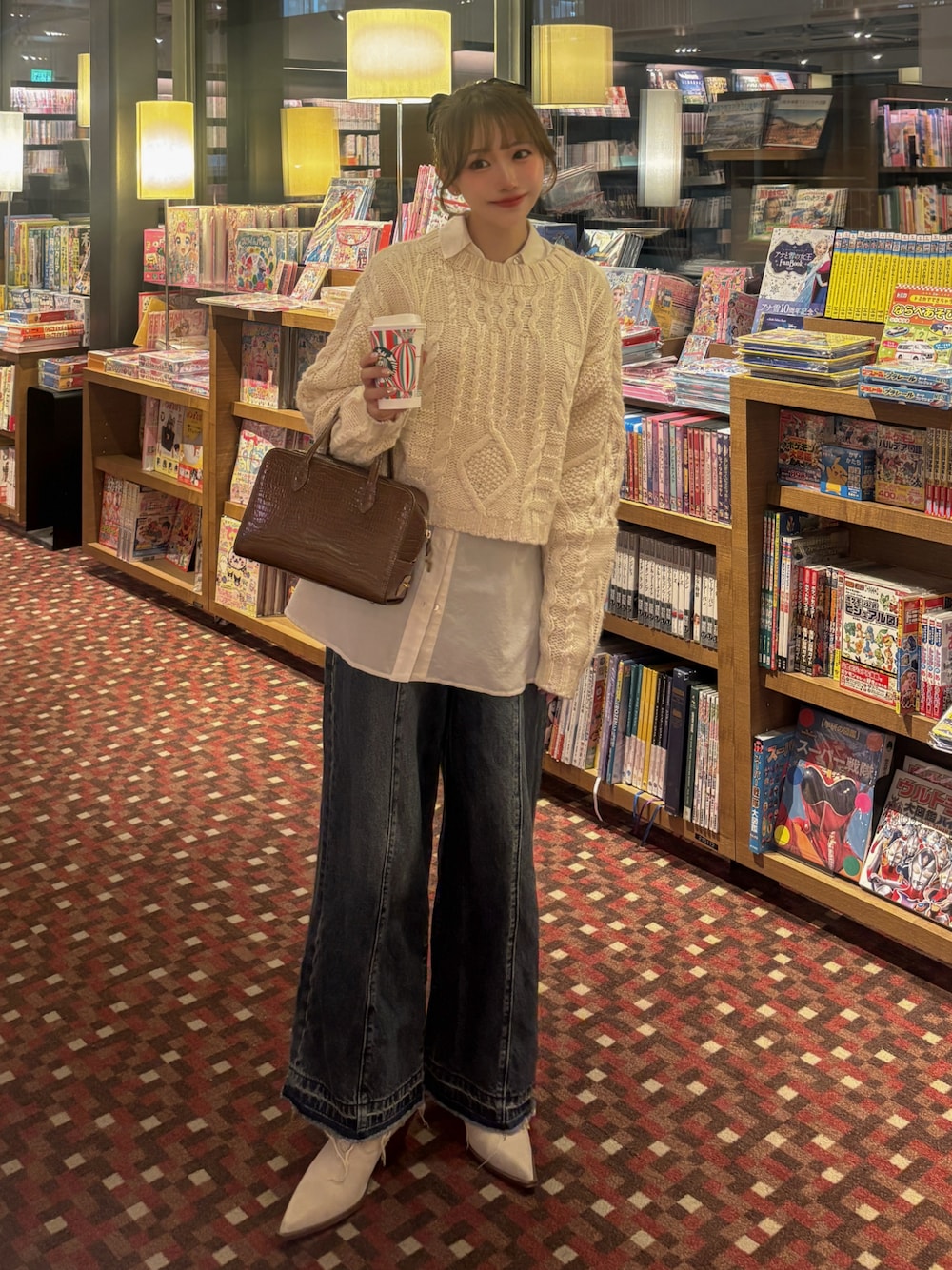 「ブラウン、ブーツ、カジュアルスタイル、デニム、きれいめカジュアル、レイヤードスタイル、秋コーデ、お出かけコーデ、デートコーデ、休日スタイル、淡色コーデ、骨格ストレート、ニット、シャツスタイル、パンツスタイル」｜「Stylevoice for xxxの＜yuiさんコラボ＞ランダムケーブルショートニット（ニット/セーター、ホワイト系）」を使った、白濱楓雅 ( ふぅ )🍨さん（骨格ストレート・レディース・158cm）の秋コーディネートの1枚目の写真