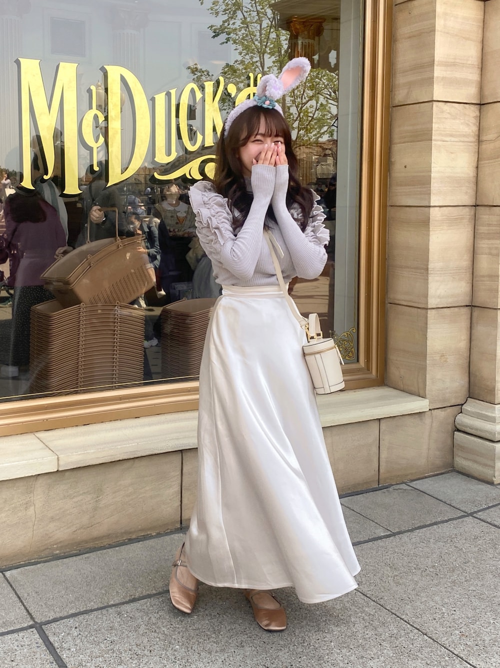 「ディズニーコーデ、ディズニー、ガーリー、大人ガーリー、バレエシューズ、ラベンダー、パープル、デート、デートスタイル（WOMEN）、サテンスカート、淡色コーデ、淡色女子、ロングスカート、オトナカワイイ、きれいめカジュアル」｜「SNIDELのスパークルパフスリーブニットプルオーバー（ニット/セーター、グレー系）」を使った、白濱楓雅 ( ふぅ )🍨さん（骨格ストレート・レディース・158cm）の夏コーディネートの1枚目の写真