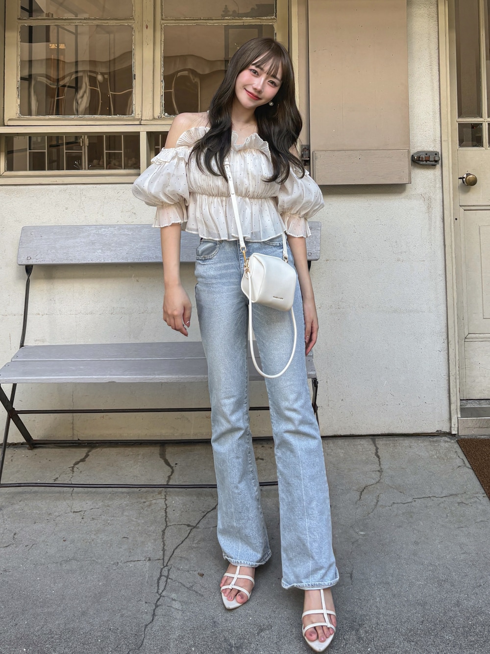 「秋服準備はじめました、お出かけコーデ、休日スタイル、パンツコーデ、デニム、ショルダーバッグ、サンダル、カジュアル、きれいめカジュアル、デートコーデ、フリル、キレイめ、淡色コーデ、骨格ストレート、ガーリー」｜「EVOLの一部WEB限定カラー【EVOL】ポインテッドTストラップサンダル IU5142 ソフトな素材で軽量（サンダル、ホワイト系）」を使った、白濱楓雅 ( ふぅ )🍨さん（骨格ストレート・レディース・158cm）の夏コーディネートの1枚目の写真