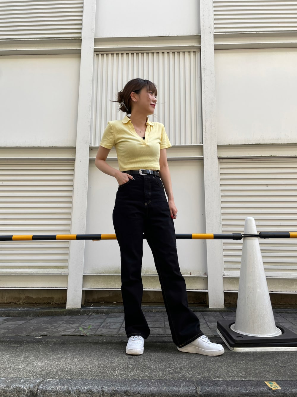 「カジュアルコーデ、デニムコーデ、大人女子、秋服、今日のコーデ、スニーカーコーデ、おしゃれさんと繋がりたい、イエロー、アパレルスタッフ、シンプルコーデ」｜「ZARAのアイテム（Tシャツ/カットソー、イエロー系）」を使った、konamiさん（レディース・158cm）の秋コーディネートの1枚目の写真