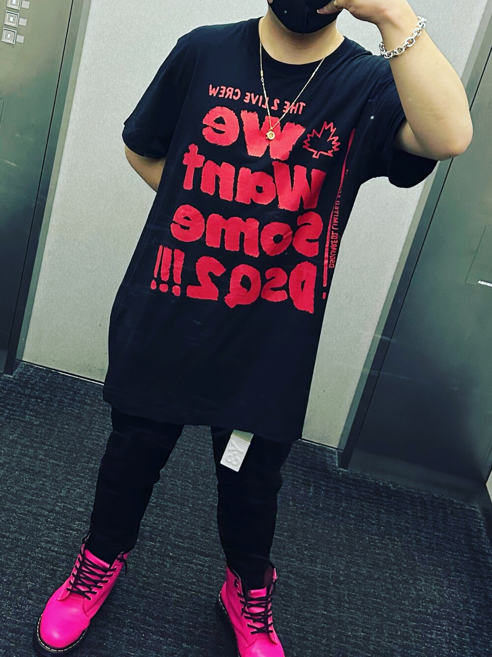 ブラック系のTシャツ/カットソー、ブラック系のデニムパンツ、ピンク系のブーツを着用したメンズの夏コーディネートの1枚目の写真
