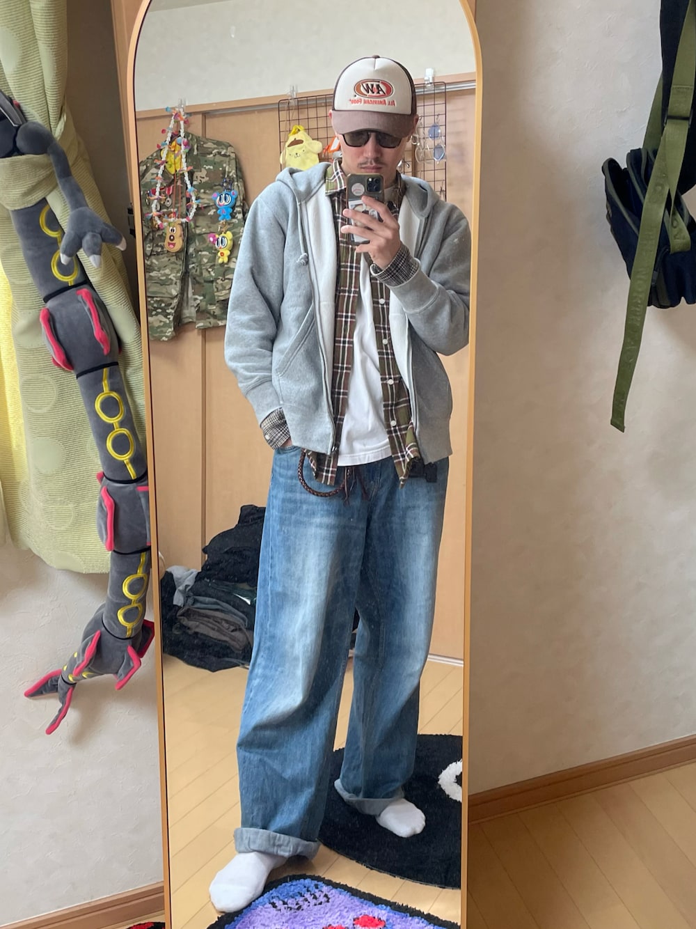 「ZARAのアイテム（デニムパンツ、ブルー系）」を使った、Jongmin Leeさん（メンズ・180cm）の夏コーディネートの1枚目の写真