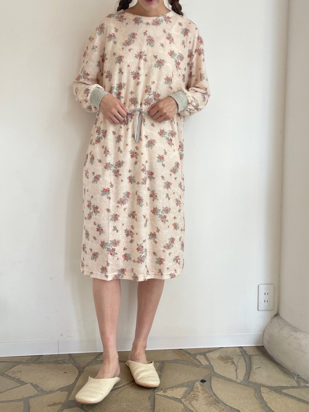 「大人かわいい、オトナ女子、ルームウェア、部屋着、リラックススタイル、休日スタイル、花柄ワンピース、花柄、パイル、キッドブルー、kidblue、KID BLUE、ゆったりコーデ」｜「KID BLUEのキッドブルー -22ガーゼパイルブーケ -長袖ワンピース -KRTR515 -kidblue（ワンピース、ピンク系）」を使った、キッドブルーさん（レディース・164cm）の秋コーディネートの1枚目の写真