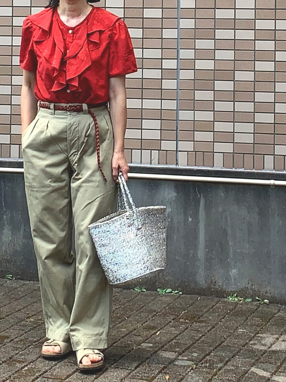 「きれいめカジュアル、summer、パンツスタイル、大人ガーリー、フリル、ママコーデ、カジュアル、夏、大人コーデ」｜「VINTAGEのアイテム（シャツ/ブラウス、レッド系）」を使った、enonoさん（レディース・157cm）の夏コーディネートの1枚目の写真